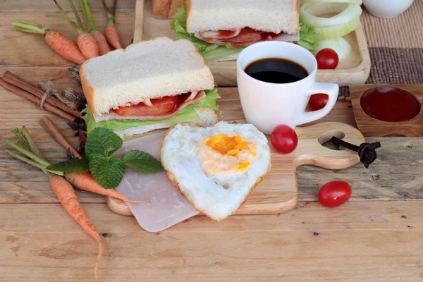 Rebanada de pan, jamón, huevos fritos con desayuno . — Foto de Stock