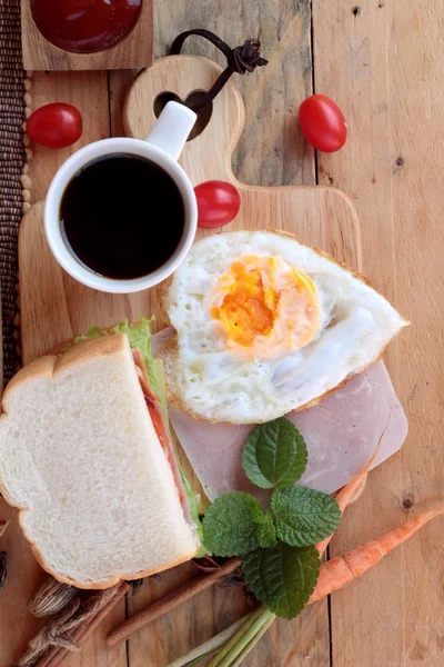 Rebanada de pan, jamón, huevos fritos con desayuno . — Foto de Stock