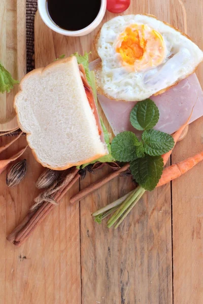 Rebanada de pan, jamón, huevos fritos con desayuno . — Foto de Stock