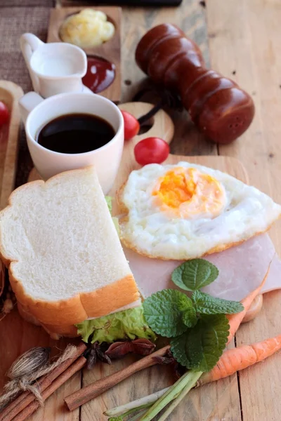 Pão de fatia, presunto, ovos fritos com café da manhã . — Fotografia de Stock