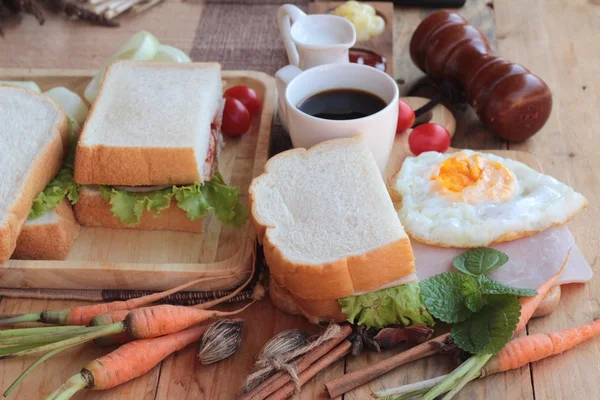 Skiva bröd, skinka, stekt ägg med frukost. — Stockfoto