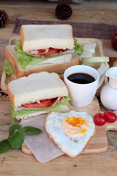 Scheiben Brot, Schinken, Spiegeleier zum Frühstück. — Stockfoto