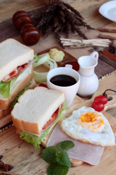 Scheiben Brot, Schinken, Spiegeleier zum Frühstück. — Stockfoto