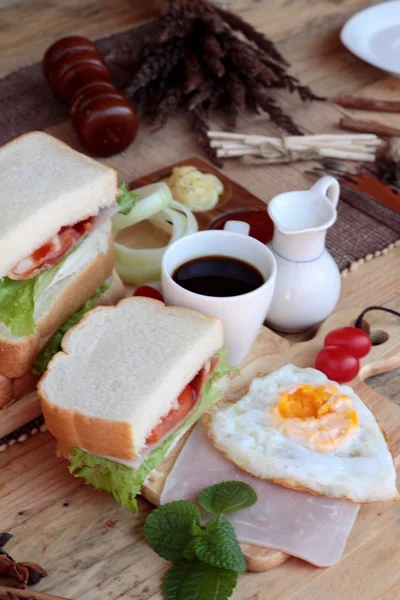 Rebanada de pan, jamón, huevos fritos con desayuno . — Foto de Stock