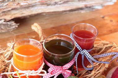 Smoothies karışık sebze, kırmızı pancar, havuç ve yeşil sebze