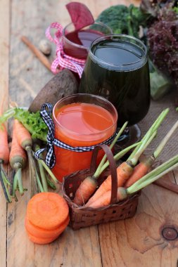 Smoothies karışık sebze, kırmızı pancar, havuç ve yeşil sebze