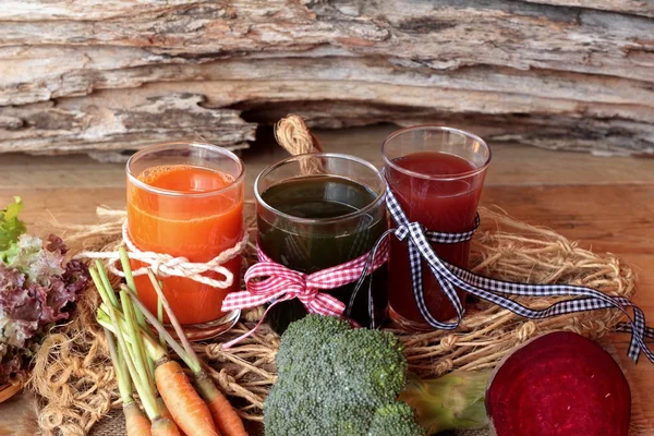 Smoothies vegetales mixtos, remolacha, zanahoria y verdura verde — Foto de Stock