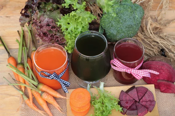 Frullati verdure miste, barbabietole, carote e verdure verdi — Foto Stock