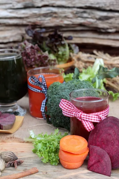 Frullati verdure miste, barbabietole, carote e verdure verdi — Foto Stock