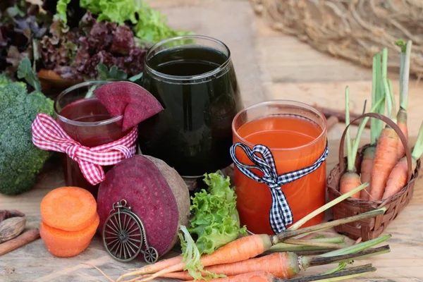 Smoothies Míchaná zelenina, červená řepa, mrkev a zelená zelenina — Stock fotografie