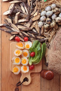 Bıldırcın yumurtası ve lezzetli kızarmış bıldırcın yumurtası.