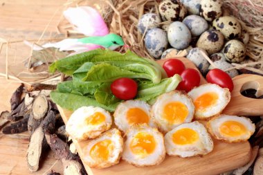 Bıldırcın yumurtası ve lezzetli kızarmış bıldırcın yumurtası.