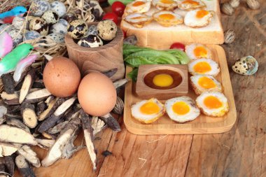 Bıldırcın yumurtası ve lezzetli kızarmış bıldırcın yumurtası.