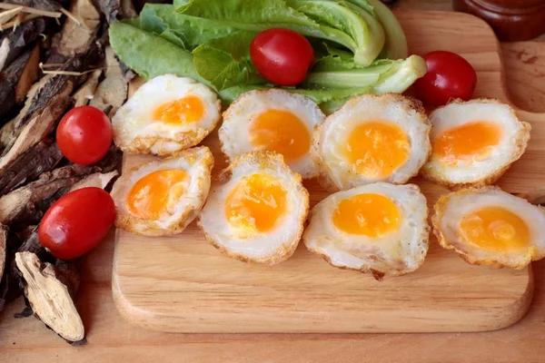 Uova di quaglia e uova di quaglia fritte di deliziosa . — Foto Stock