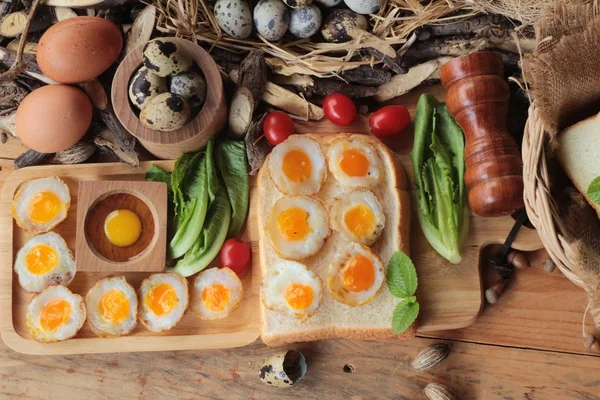 Huevos de codorniz y huevos fritos de codorniz . — Foto de Stock