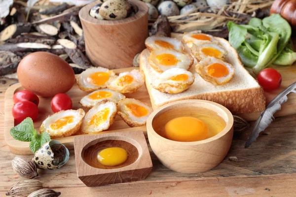 Quail eggs and fried quail eggs of delicious. — Stock Photo, Image
