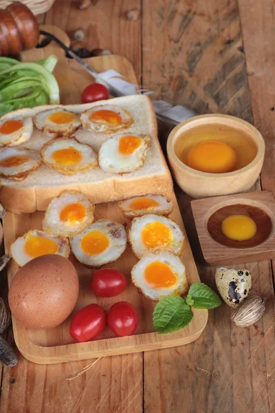 Quail eggs and fried quail eggs of delicious. — Stock Photo, Image