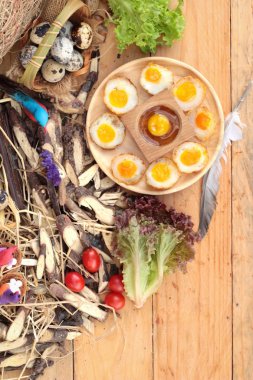 Bıldırcın yumurtası ve lezzetli kızarmış bıldırcın yumurtası.