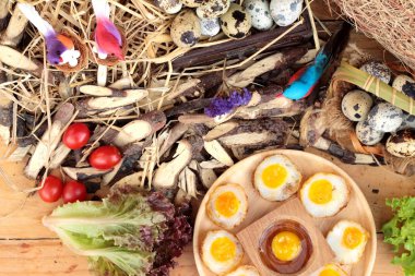 Bıldırcın yumurtası ve lezzetli kızarmış bıldırcın yumurtası.