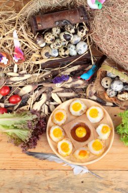 Bıldırcın yumurtası ve lezzetli kızarmış bıldırcın yumurtası.