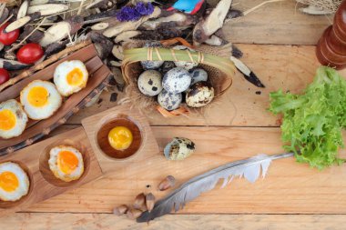 Bıldırcın yumurtası ve lezzetli kızarmış bıldırcın yumurtası.