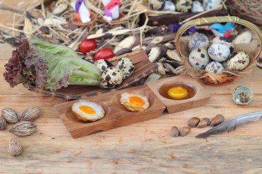 Bıldırcın yumurtası ve lezzetli kızarmış bıldırcın yumurtası.