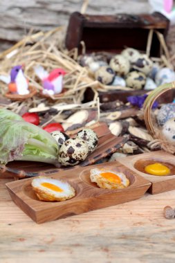 Bıldırcın yumurtası ve lezzetli kızarmış bıldırcın yumurtası.