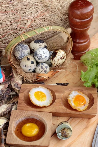 Перепелиные яйца и жареные перепелиные яйца из вкусных . — стоковое фото