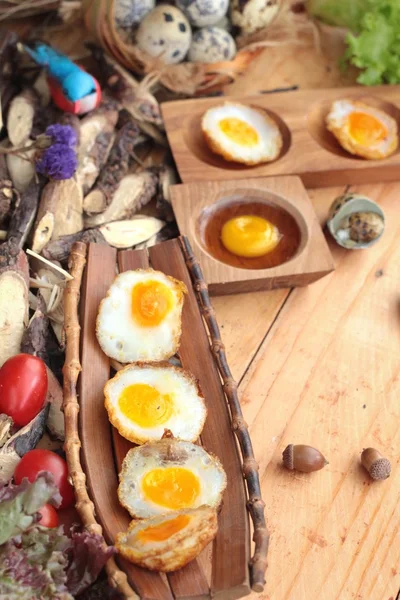 Uova di quaglia e uova di quaglia fritte di deliziosa . — Foto Stock