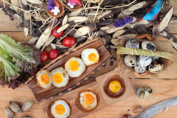 Bıldırcın yumurtası ve lezzetli kızarmış bıldırcın yumurtası.