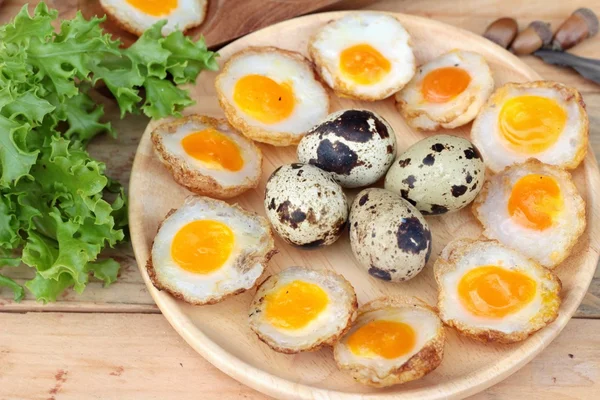 Huevos de codorniz y huevos fritos de codorniz . — Foto de Stock