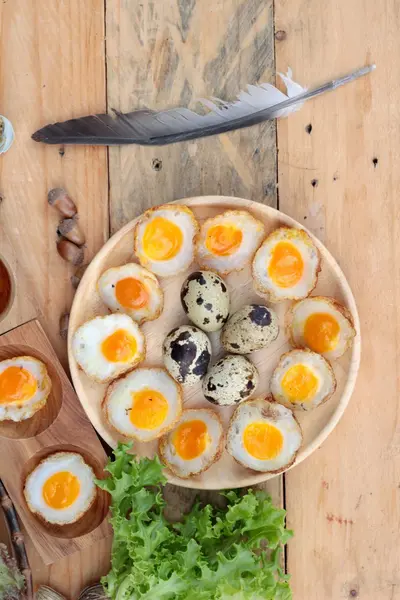 Huevos de codorniz y huevos fritos de codorniz . — Foto de Stock