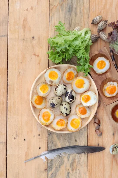 Huevos de codorniz y huevos fritos de codorniz . — Foto de Stock