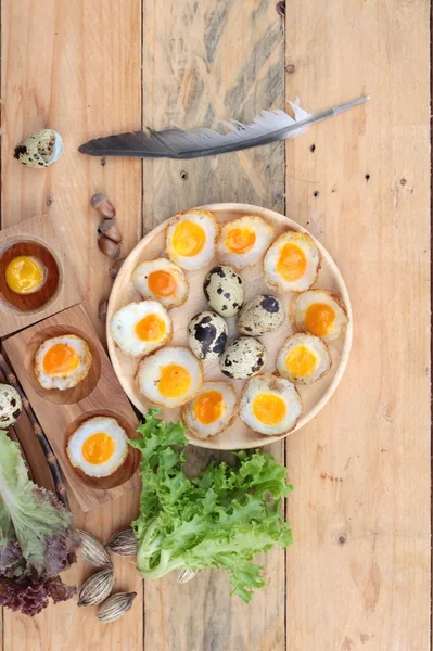 Huevos de codorniz y huevos fritos de codorniz . — Foto de Stock