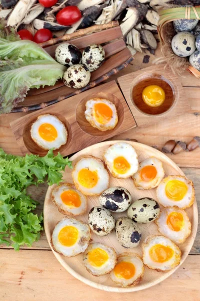 Huevos de codorniz y huevos fritos de codorniz . — Foto de Stock