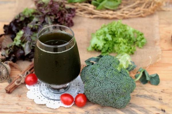 Smoothies verduras verdes para la salud . — Foto de Stock