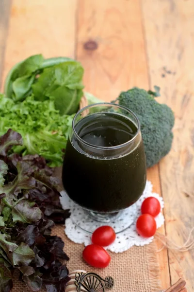 Smoothies groene groenten voor gezondheid. — Stockfoto