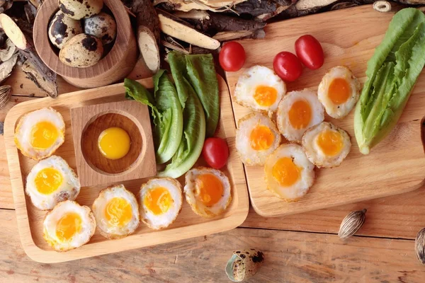 Перепелиные яйца и жареные перепелиные яйца из вкусных . — стоковое фото