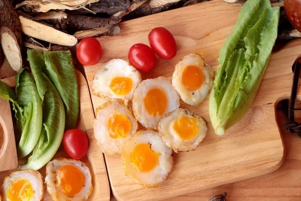 Huevos de codorniz y huevos fritos de codorniz . — Foto de Stock