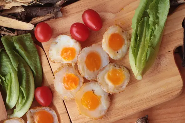 Huevos de codorniz y huevos fritos de codorniz . — Foto de Stock