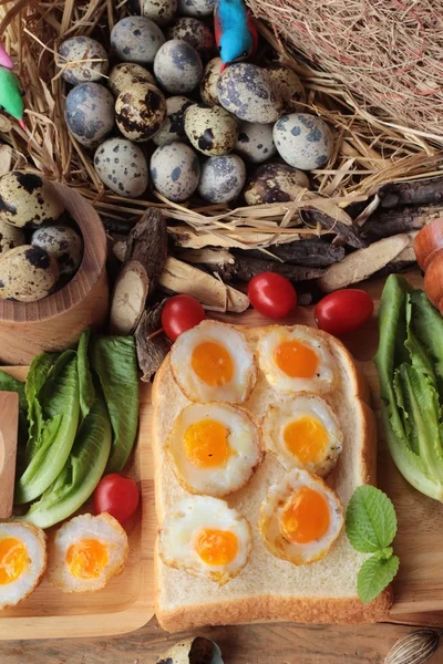 Huevos de codorniz y huevos fritos de codorniz . — Foto de Stock