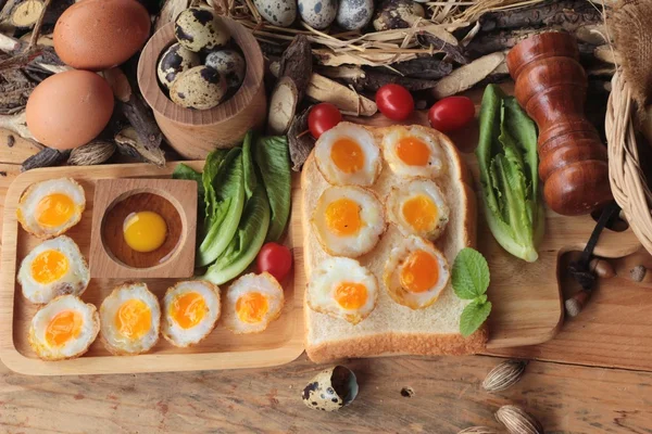 Huevos de codorniz y huevos fritos de codorniz . — Foto de Stock