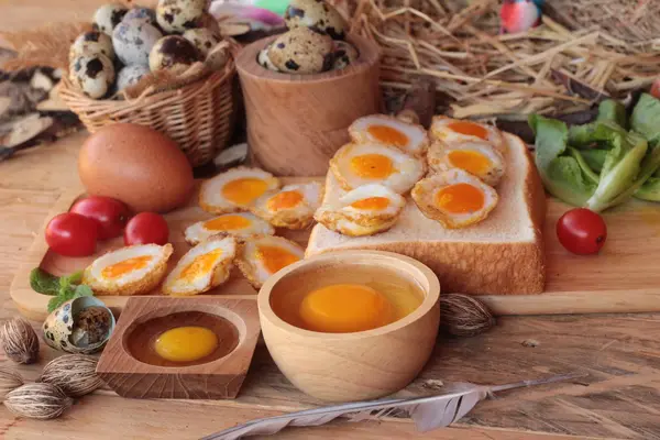 Huevos de codorniz y huevos fritos de codorniz . — Foto de Stock