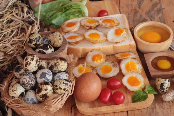 Huevos de codorniz y huevos fritos de codorniz . — Foto de Stock