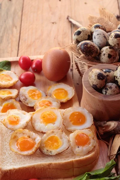 Huevos de codorniz y huevos fritos de codorniz . — Foto de Stock