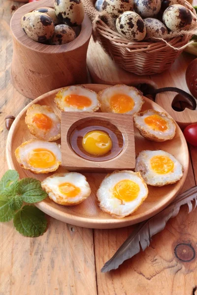 Huevos de codorniz y huevos fritos de codorniz . — Foto de Stock