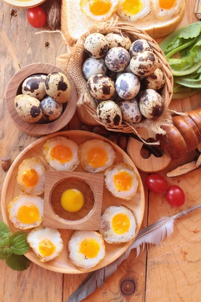 Huevos de codorniz y huevos fritos de codorniz . — Foto de Stock