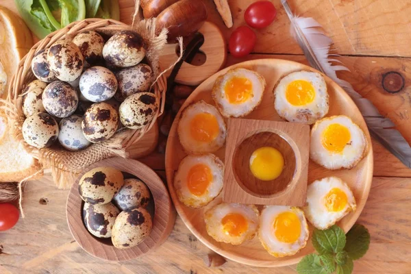Ovos de codorna e ovos de codorna fritos de delicioso . — Fotografia de Stock