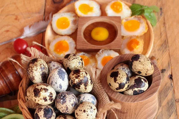 Huevos de codorniz y huevos fritos de codorniz . — Foto de Stock