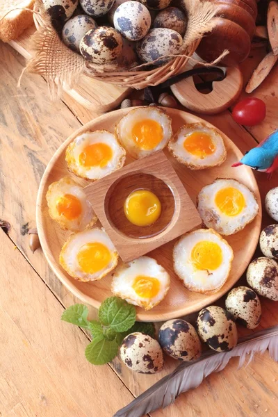 Huevos de codorniz y huevos fritos de codorniz . — Foto de Stock